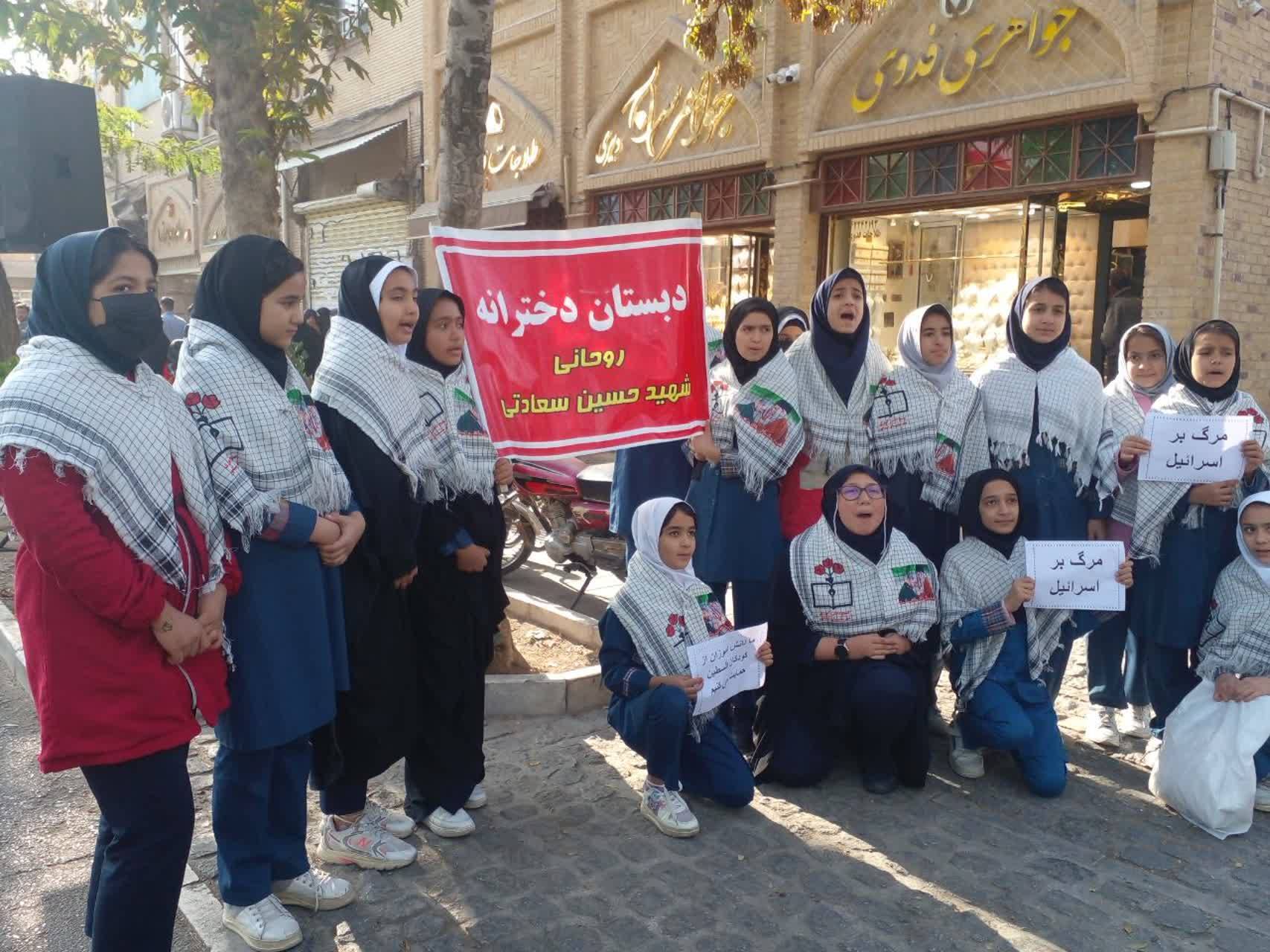 حضور یدانش آموزان در مراسم راهپیمایی