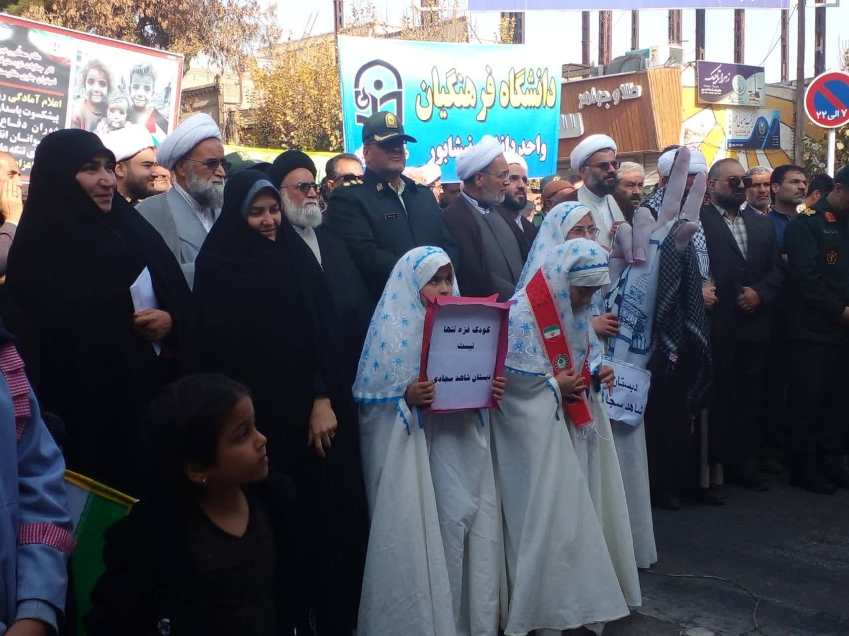 دانش آموزان در مراسم راهیمایی 27 آبان