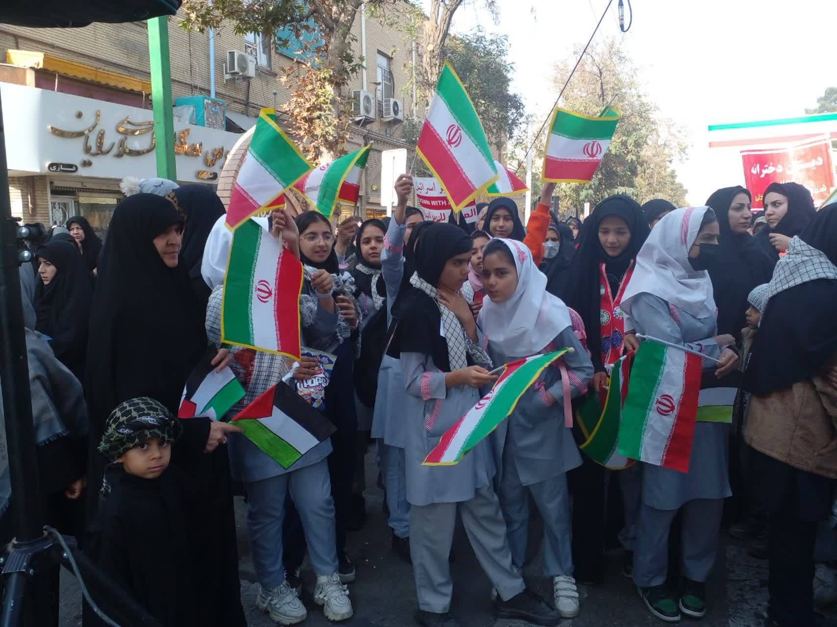 حضور دانش آموزان نیشابوری در مراسم راهپیمایی