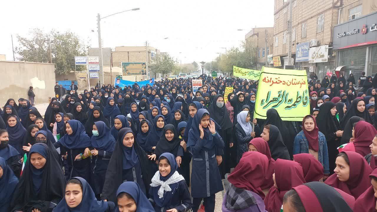 حضور دختران در راهپيمايي