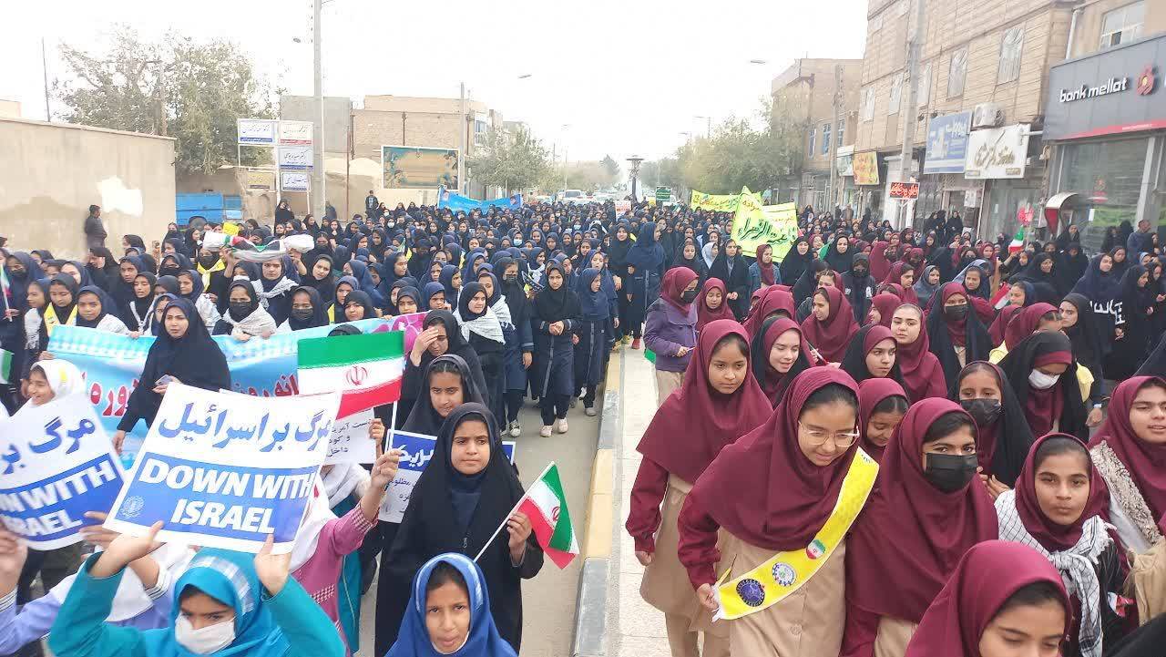 حضور دانش آموزان دختر در راهپيمايي