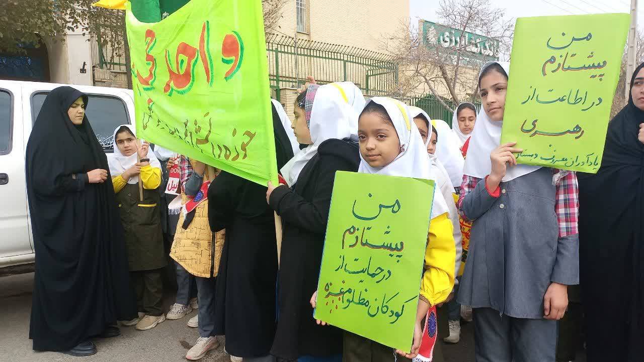 حضور دختران نونهال در راهپيمايي