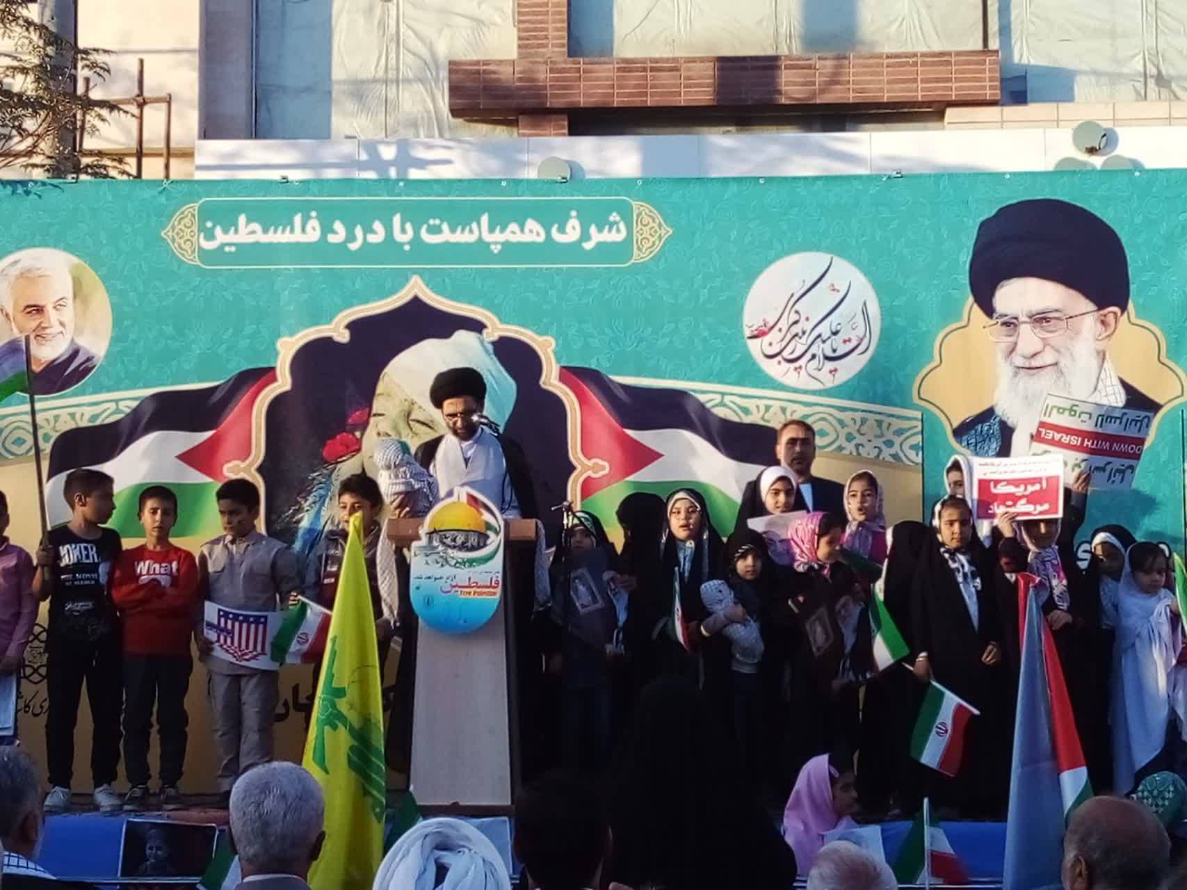 کودکان کاشانی در مراسم راهپیمایی 27 آبان