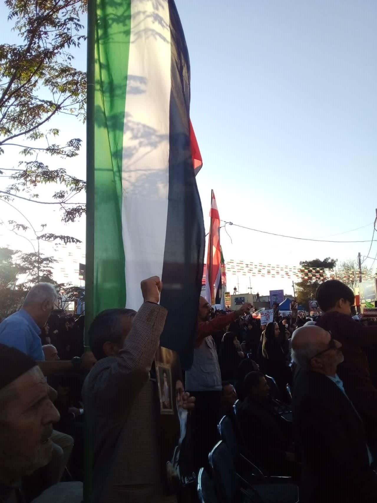 اهتزاز پرچم فلسطین در مراسم راهپیمایی 27 آبان