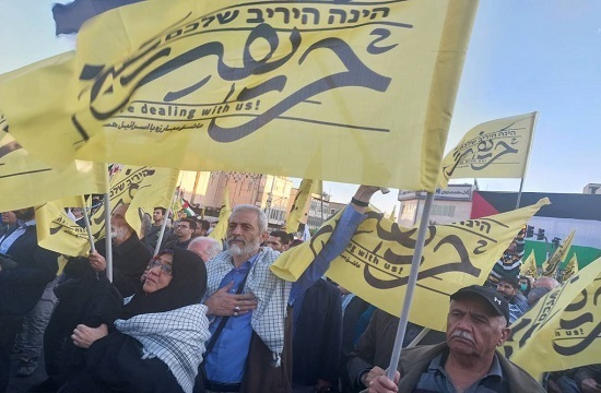 پرچم هایی با نوشته &laquo;حریفت منم&raquo; در حمایت از مردم فلسطین