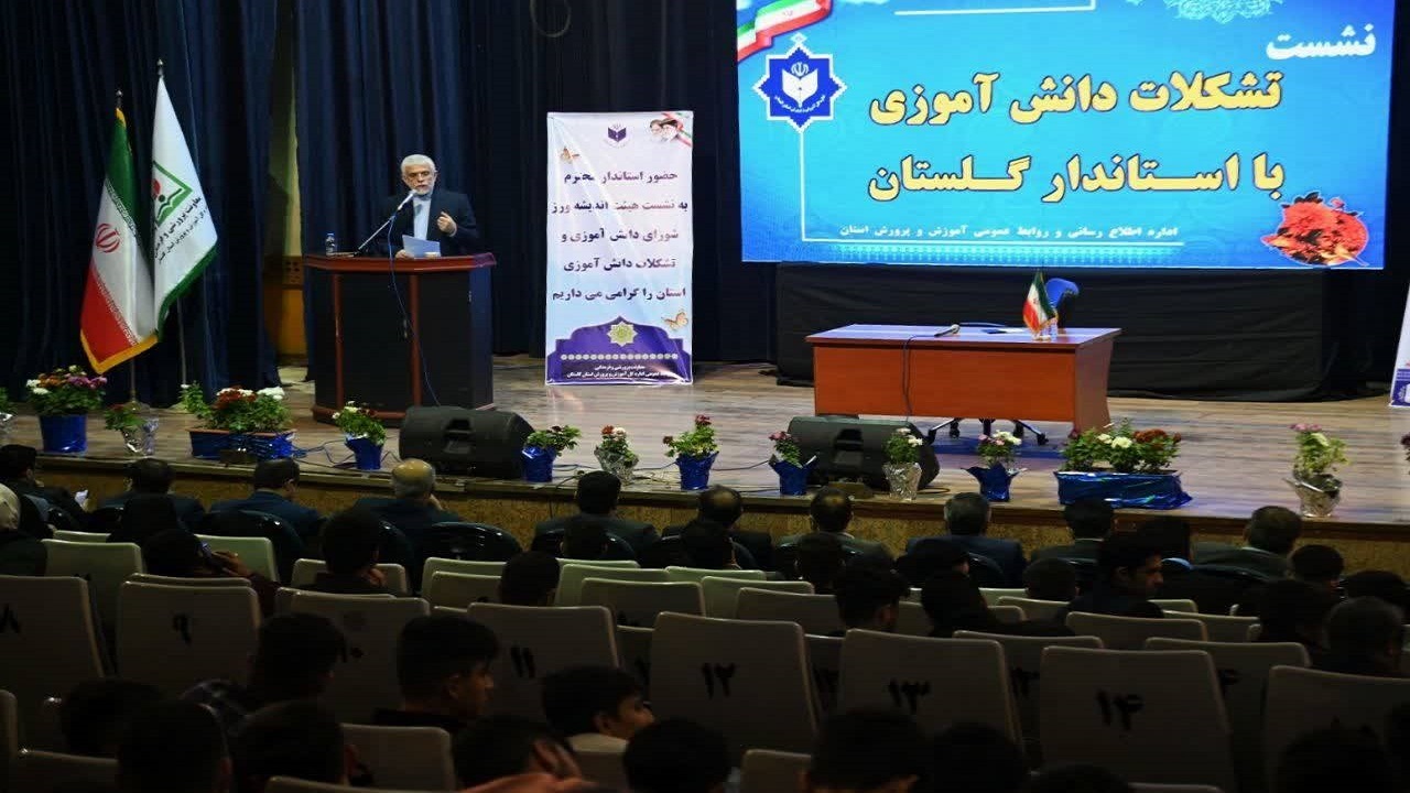 با دانش آموزان گلستان در سامانه شاد گفتگو می‌کنم
