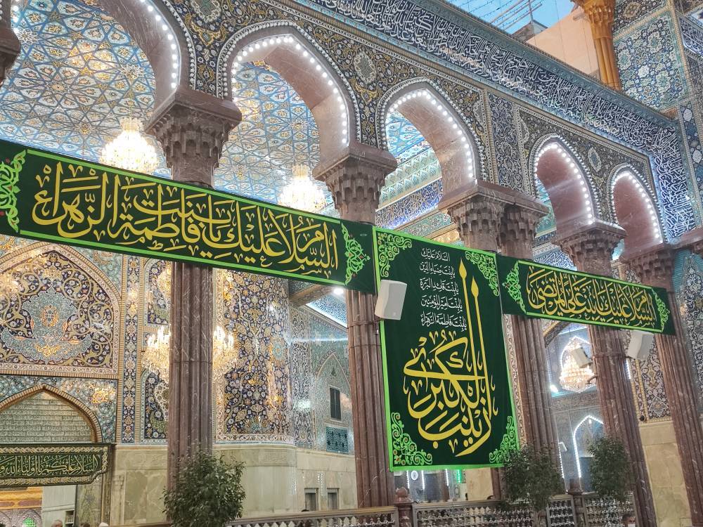 نصب پرچم به مناسبت میلاد حضرت زینب در حرم امام حسین