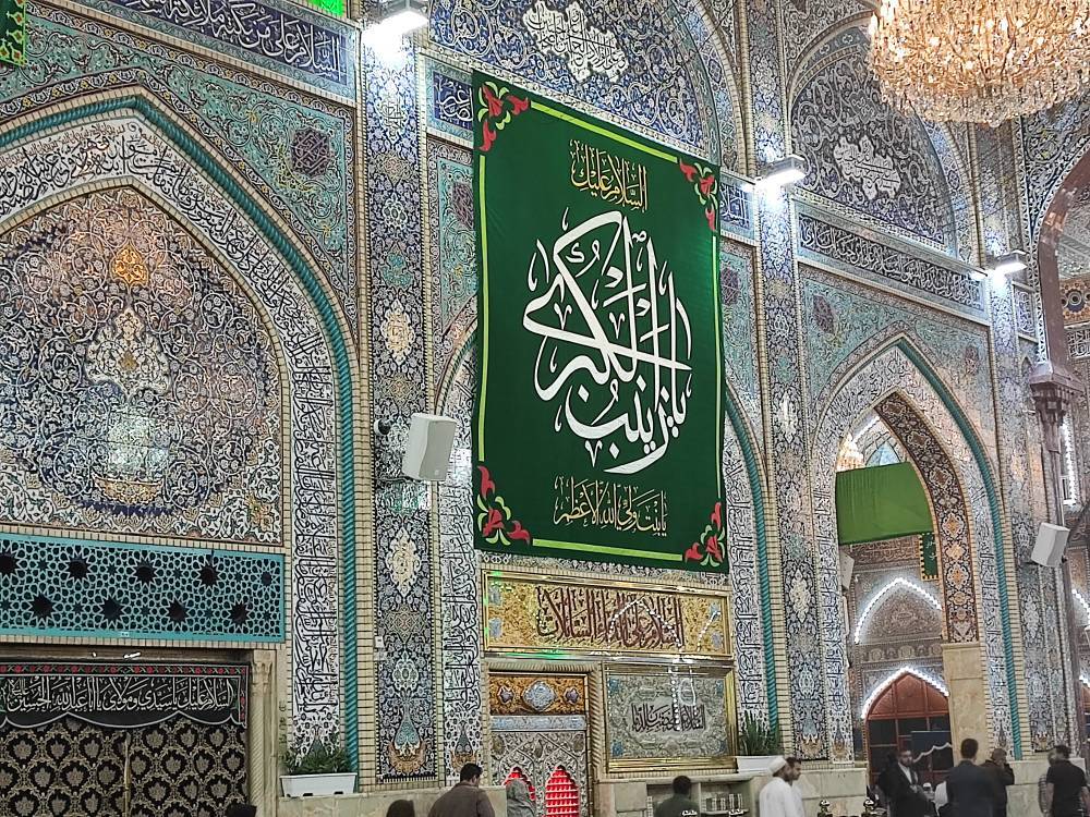 نصب پرچم حضرت زینب در روز میلاد