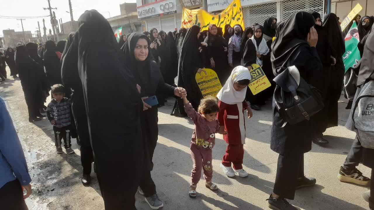 دانش آموزان در مراسم راهپیمایی