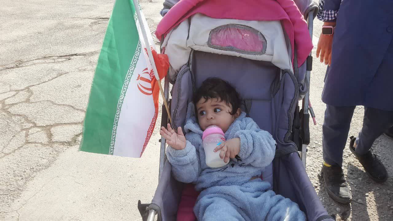حضور یک کودک در مراسم راهپیمایی