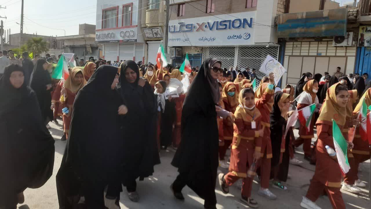 دانش آموزان در مراسم راهپیمایی