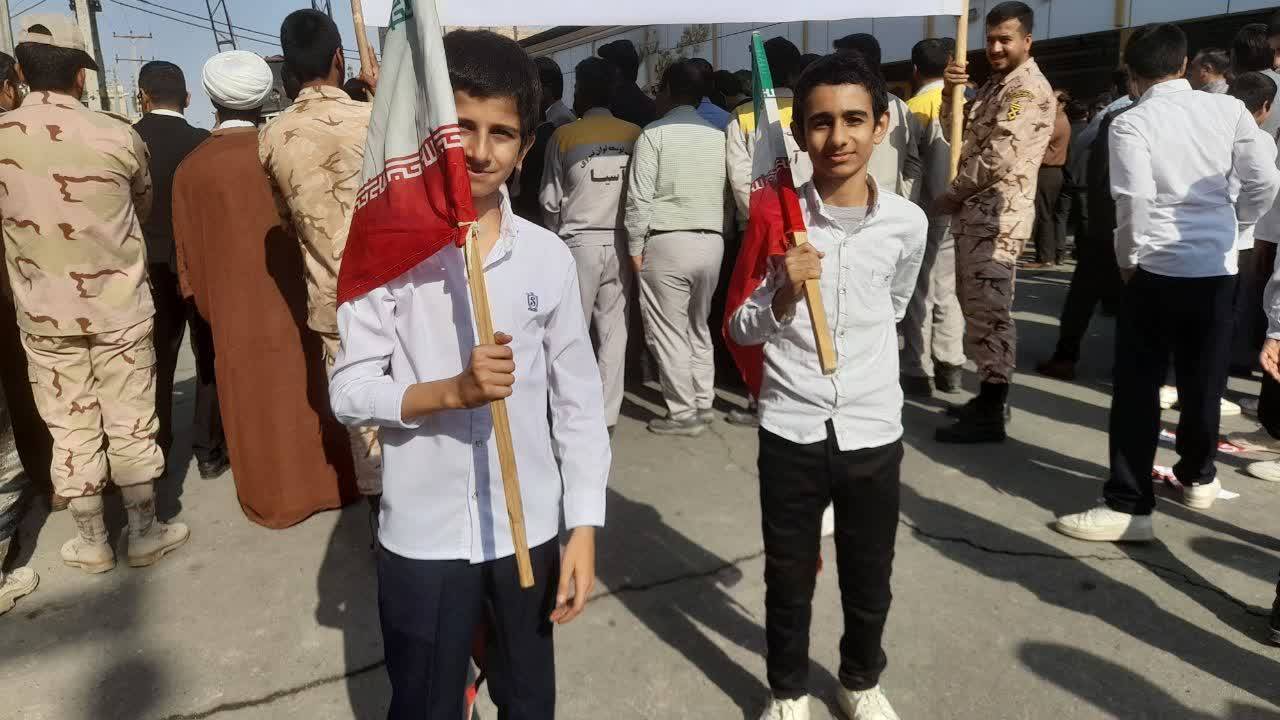 حضور دانش آموزان در مراسم راهپیمایی