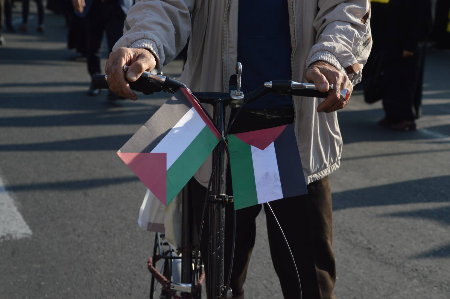 نصب پرچم فلسطین بر روی دوچرخه