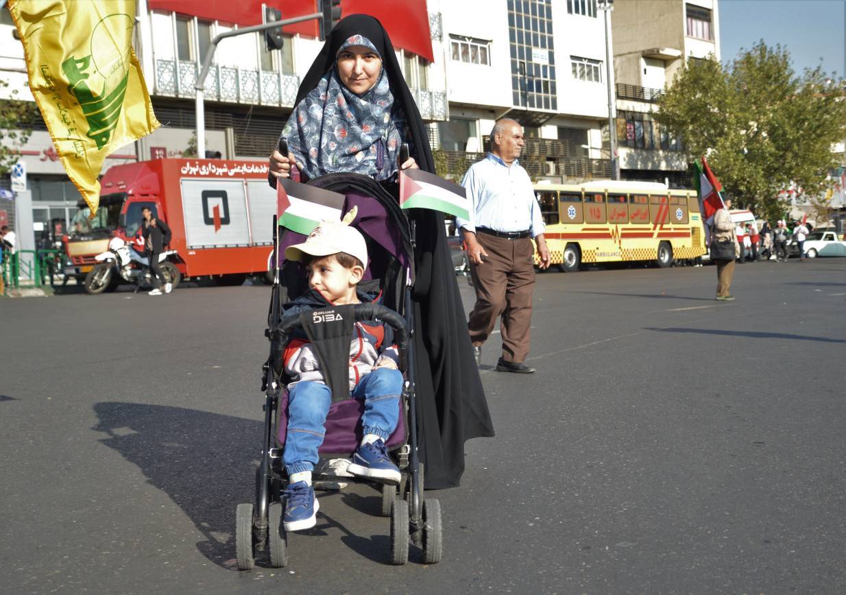 مادران با فرزندانشان در راهپیمایی