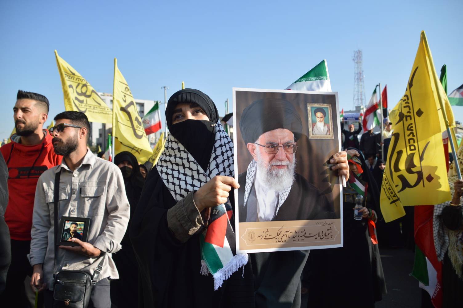 تصویری از رهبر معظم انقلاب در دستان مردم ولایتمدار