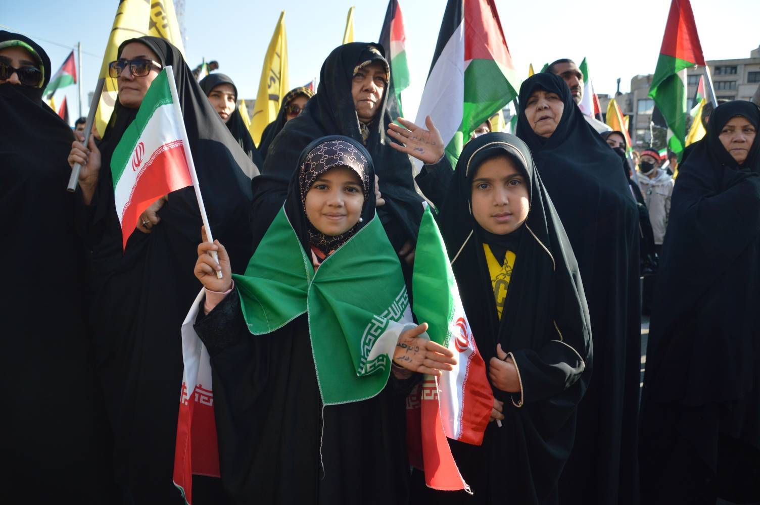 حضور دختران در مراسم راهپیمایی