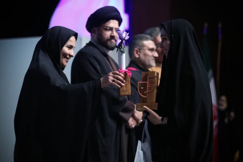 برگزیدگان بیست&zwnj;وچهارمین جشنواره استانی تئاتر قم تجلیل شدند