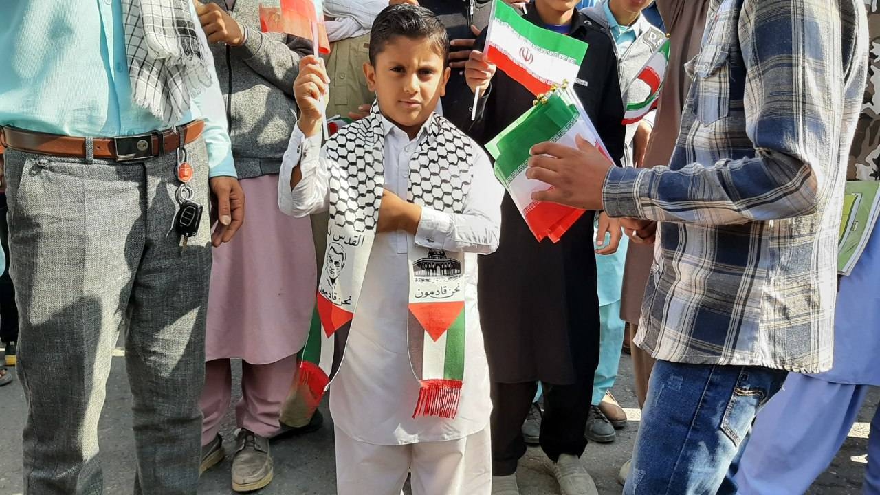 حضور نونهالان در راهپیمایی