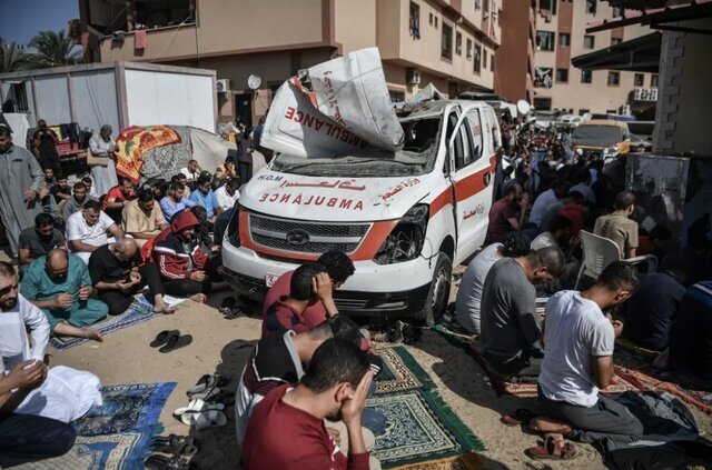 اقامه نماز جمعه توسط فلسطینی&zwnj;ها در حیاط بیمارستان &laquo;ناصر&raquo;