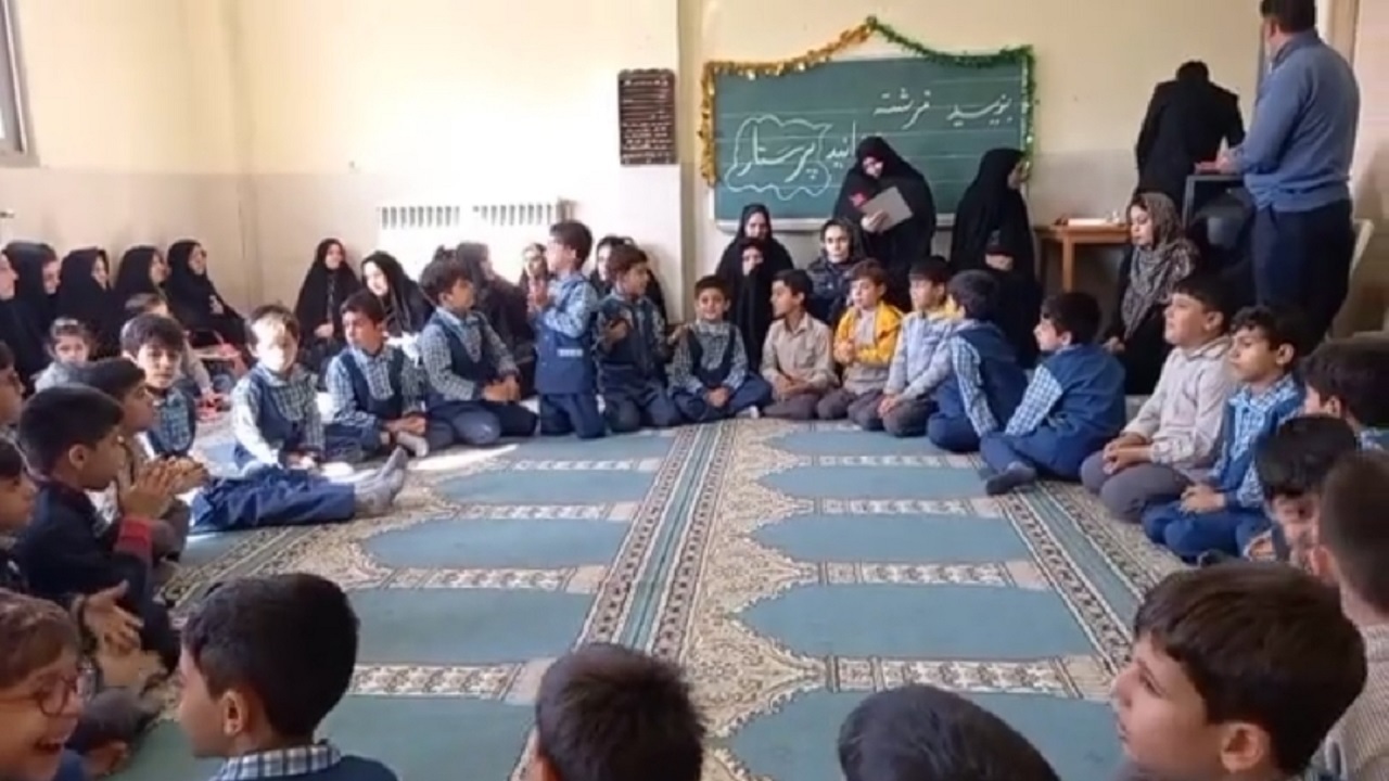 دبستان امام خمینی (ره) آران و بیدگل میزبان جشن میلاد حضرت زینب (س) شد + فیلم