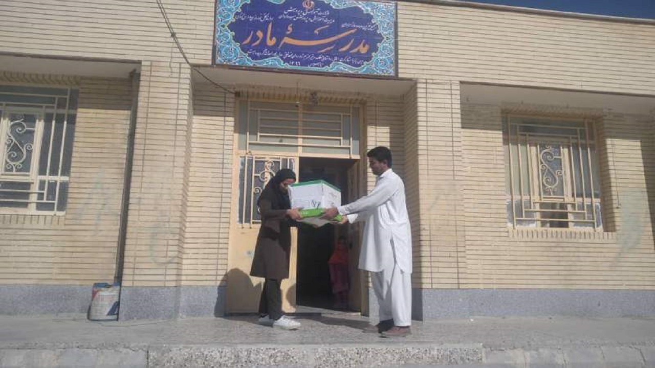 اهدای ۶۰۰ جلد کتاب کودک و نوجوان به مدارس سراوان