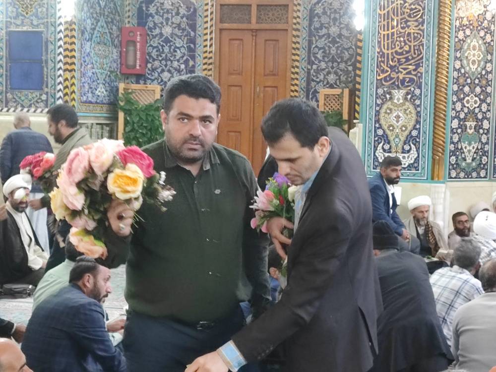 توزیع گل در جشن میلاد حضرت زینب
