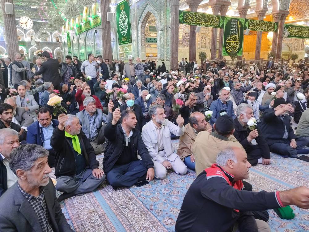 حضور زائران در مراسم جشن میلاد