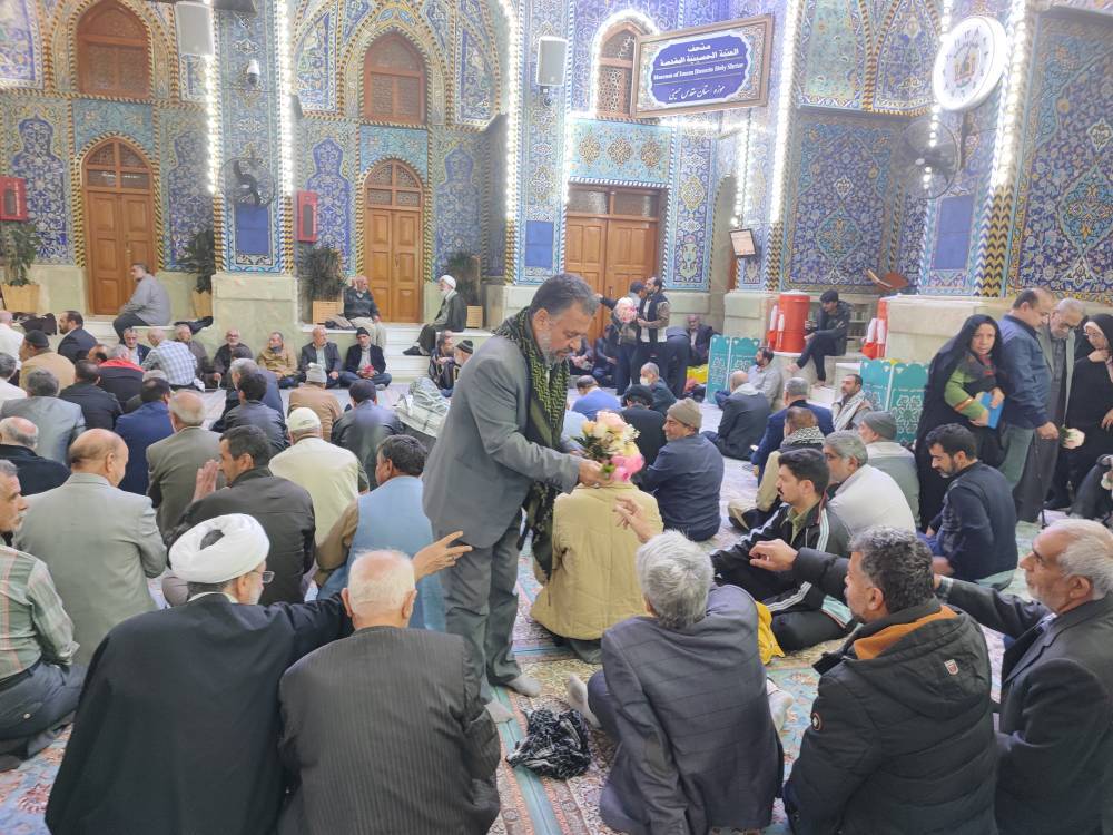 توزیع گل به مناسبت میلاد حضرت زینب