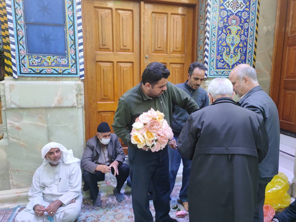 توزیع گل در حرم امام حسین