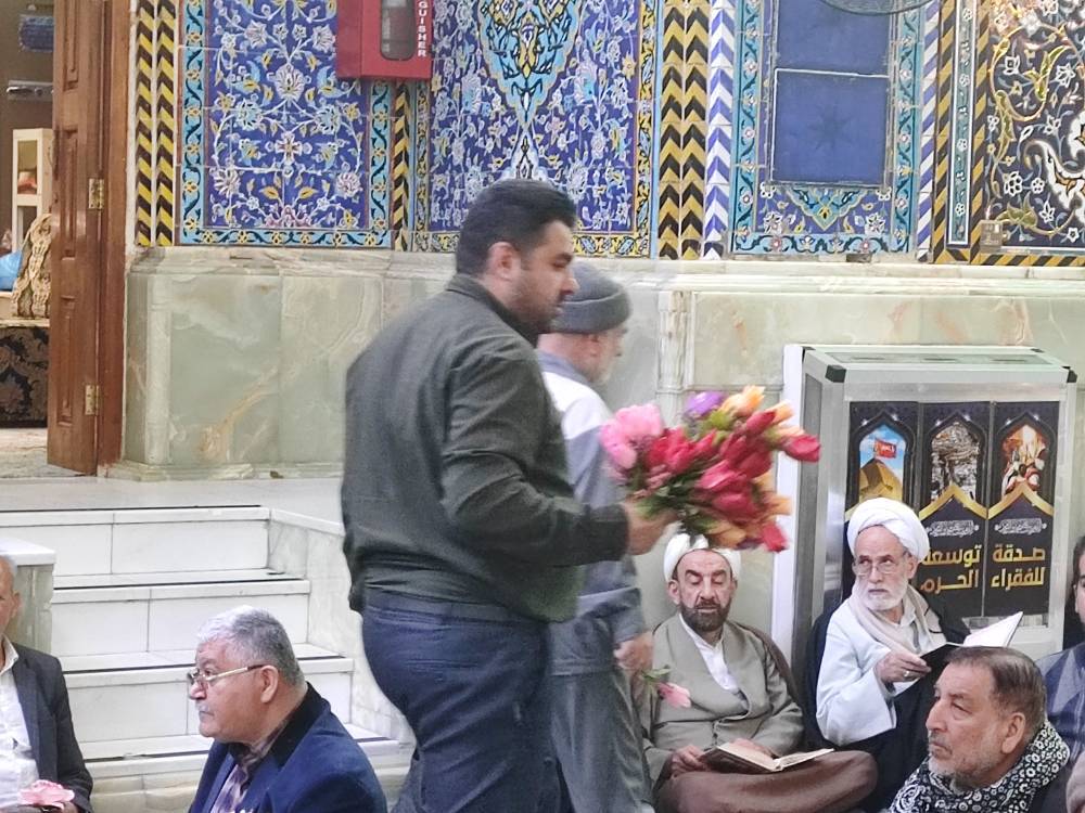 توزیع گل بین زائران