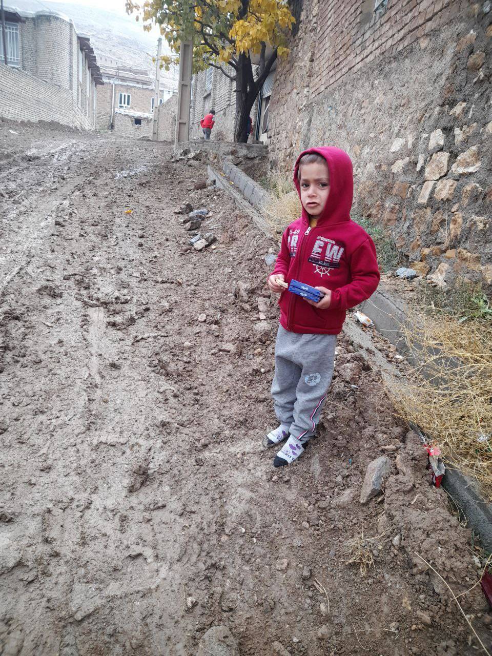تردد کودکان در معابر گل آلود