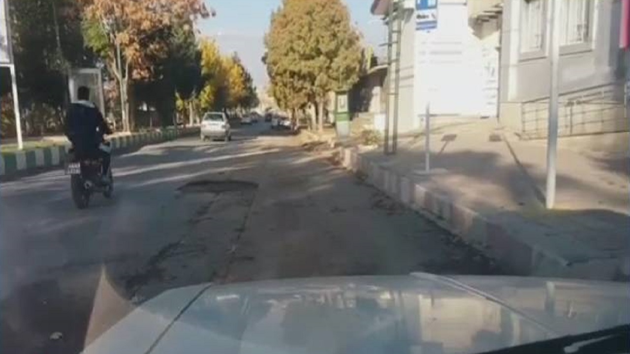انتظار طولانی مدت اهالی شهرستان هرسین برای بهسازی برخی از معابر شهری + فیلم