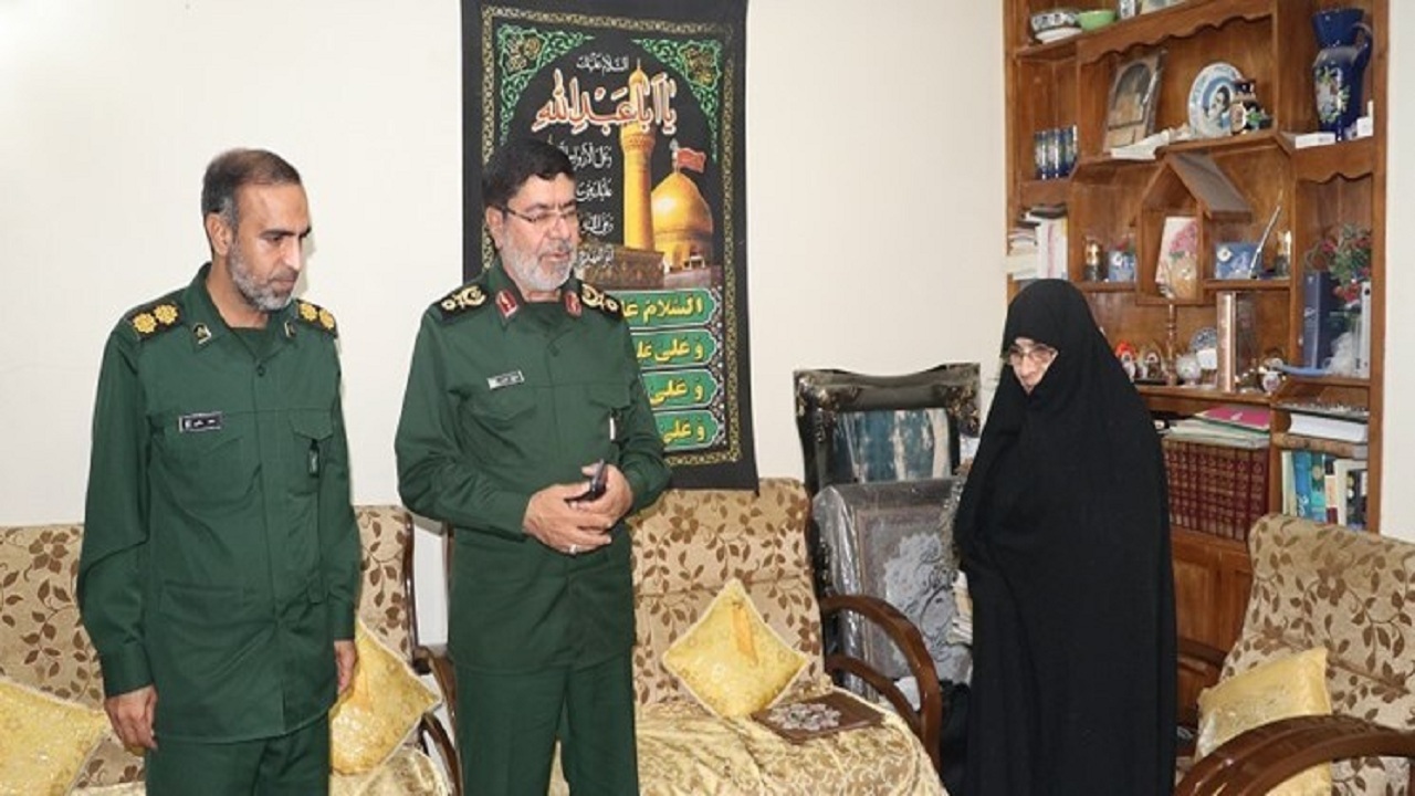 دیدار معاون روابط عمومی کل سپاه پاسداران با خانواده شهید یوسف دقت