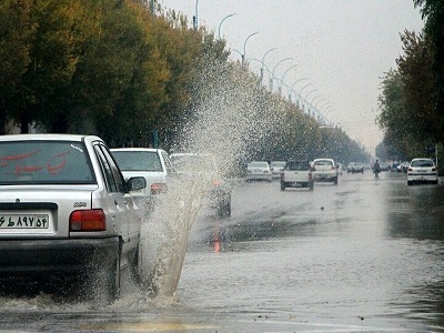 آبگرفتگی معابر و خیابان‌ها در همدان با بارش شدید باران