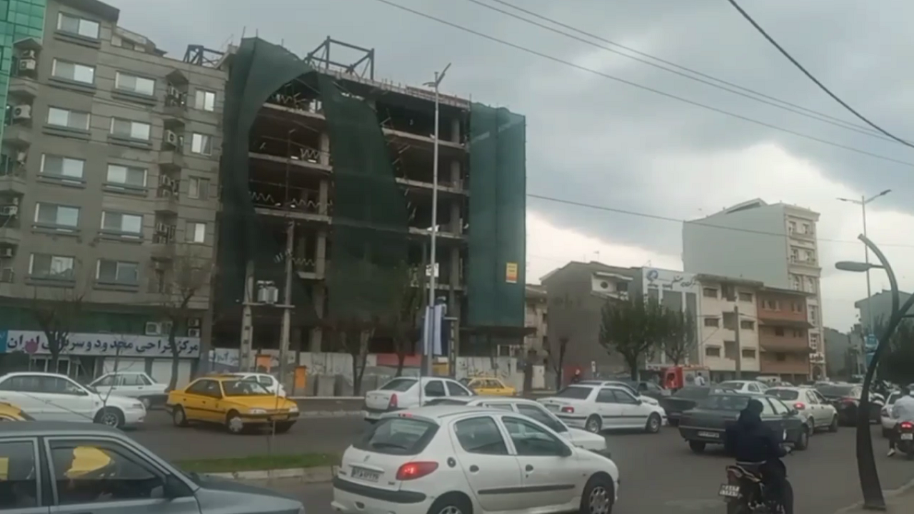 سقوط داربست یک ساختمان در گلباغ نماز رشت+ فیلم