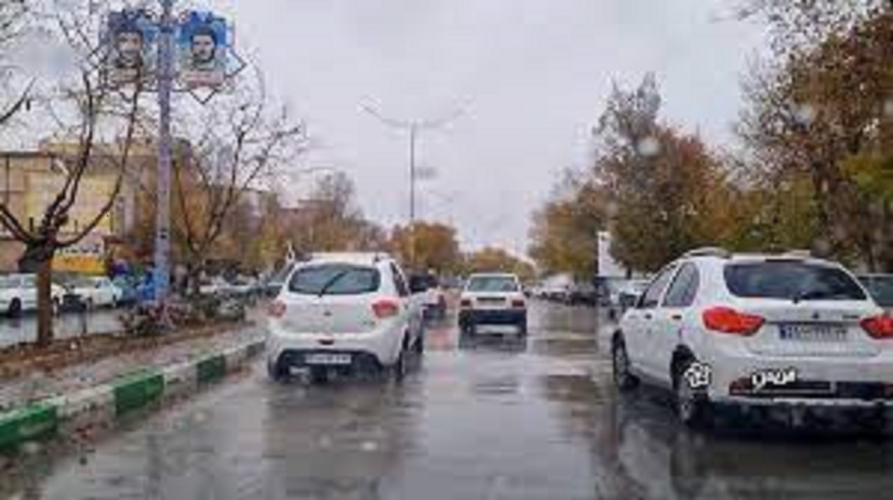 تردد خودرو‌ها در جاده های برفی  استان اصفهان با زنجیر چرخ
