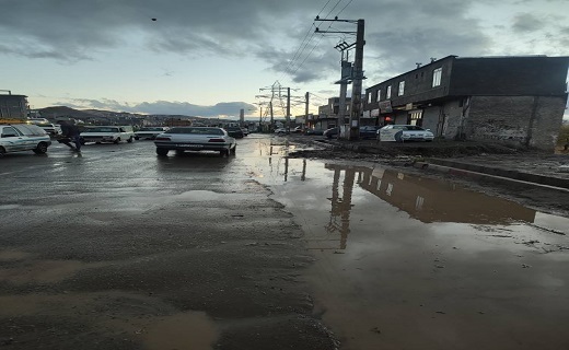 بارش شدید باران در کردستان / معابر و خیابان ها در محاصره آب