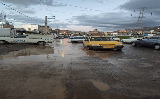 بارش شدید باران در کردستان / معابر و خیابان ها در محاصره آب