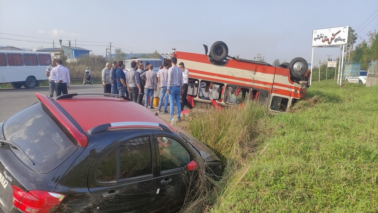 مصدومیت ۱۶ تن در حادثه واژگونی یک دستگاه مینی‌بوس در رشت
