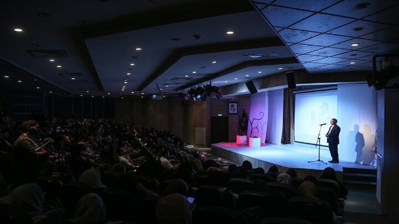 زنگ آغاز بیست‌وچهارمین جشنواره استانی تئاتر قم به صدا درآمد