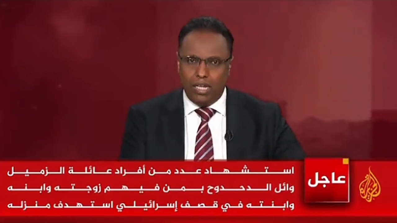 بغض مجری هنگام اعلام خبر شهادت خانواده خبرنگار الجزیره در غزه