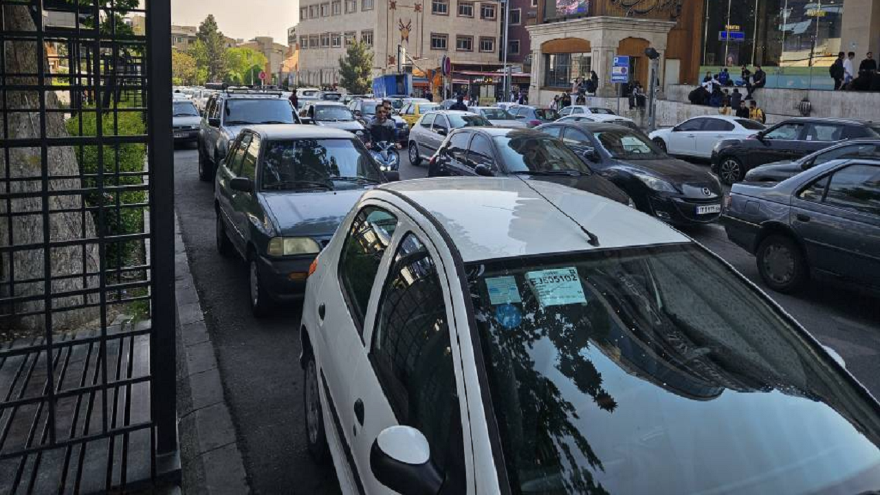 گلایه شهروندان تهرانی از ترافیک همیشگی در خیابان سیمای ایران + فیلم