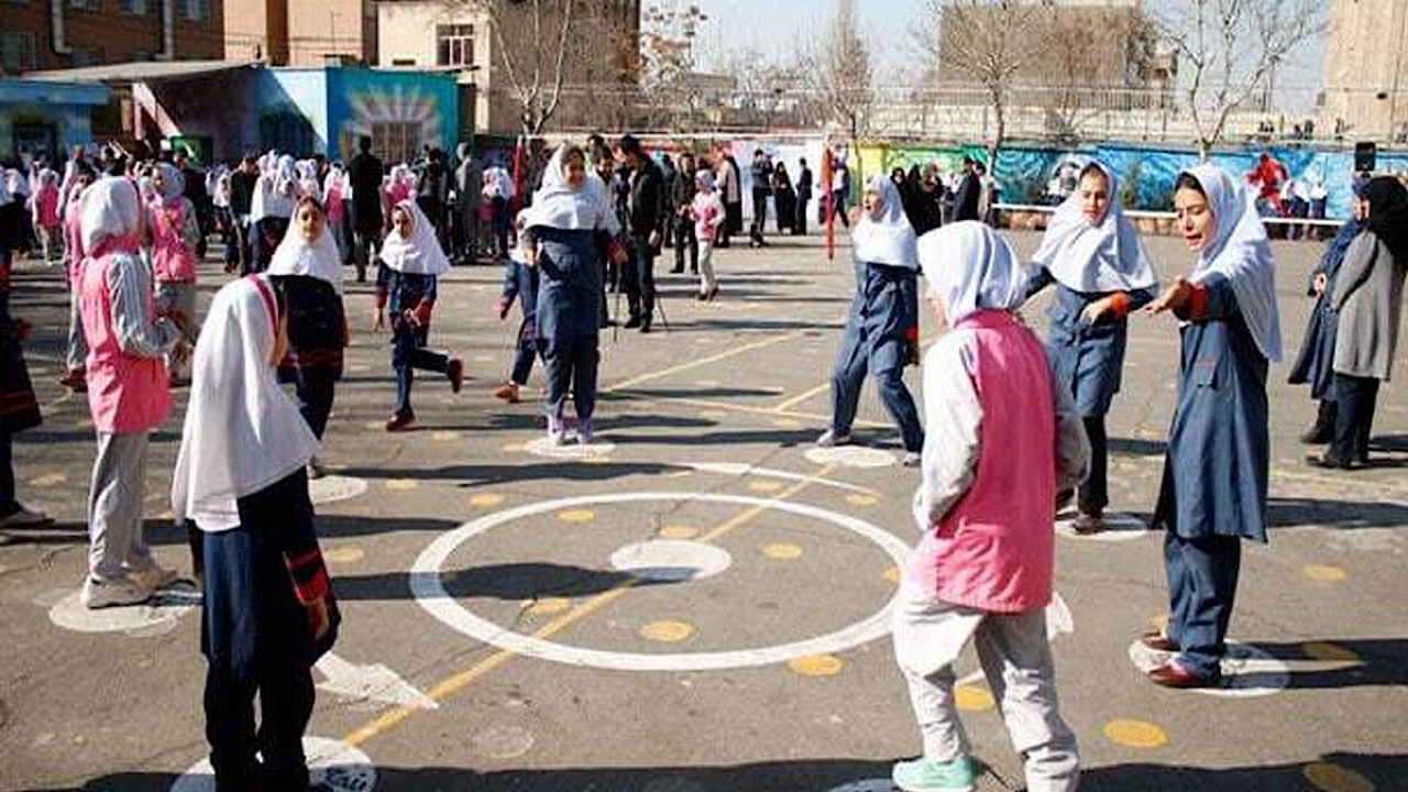 دانش آموزان امروز بدون کیف به مدرسه رفتند