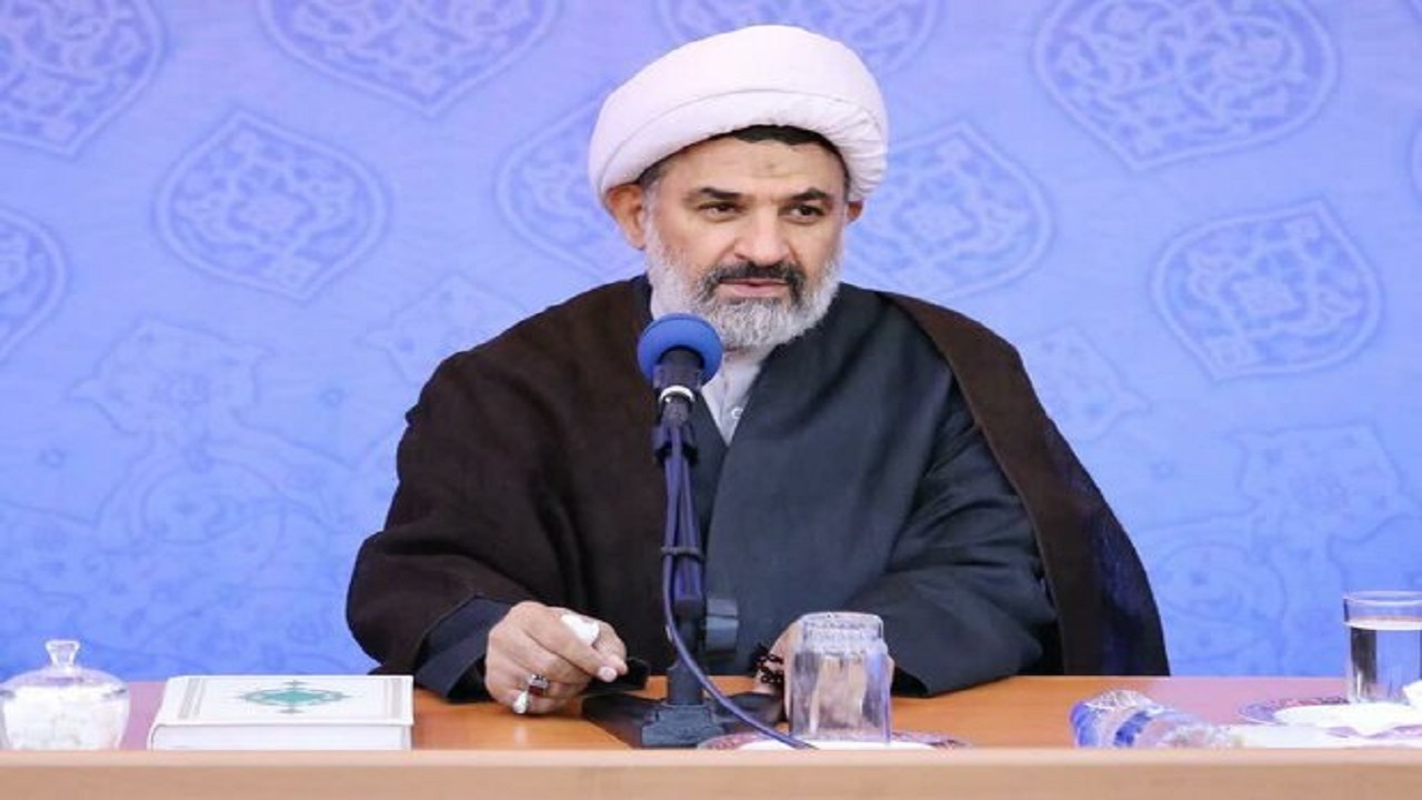 رفتار خادمان بقاع متبرکه باید در شأن اماکن مقدس باشد
