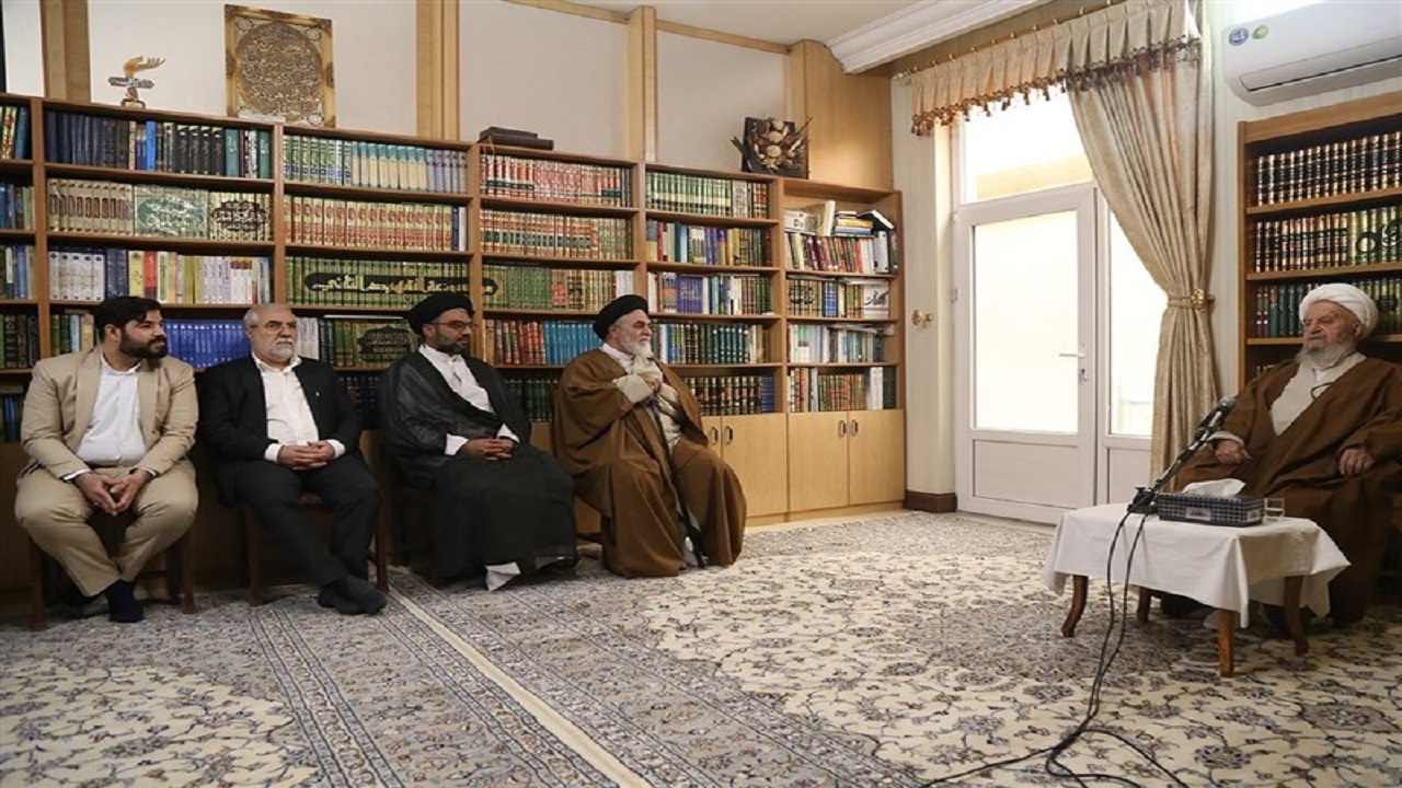 انتقاد آیت‌الله مکارم‌شیرازی از شبهه‌افکنی درباره مسجد جمکران