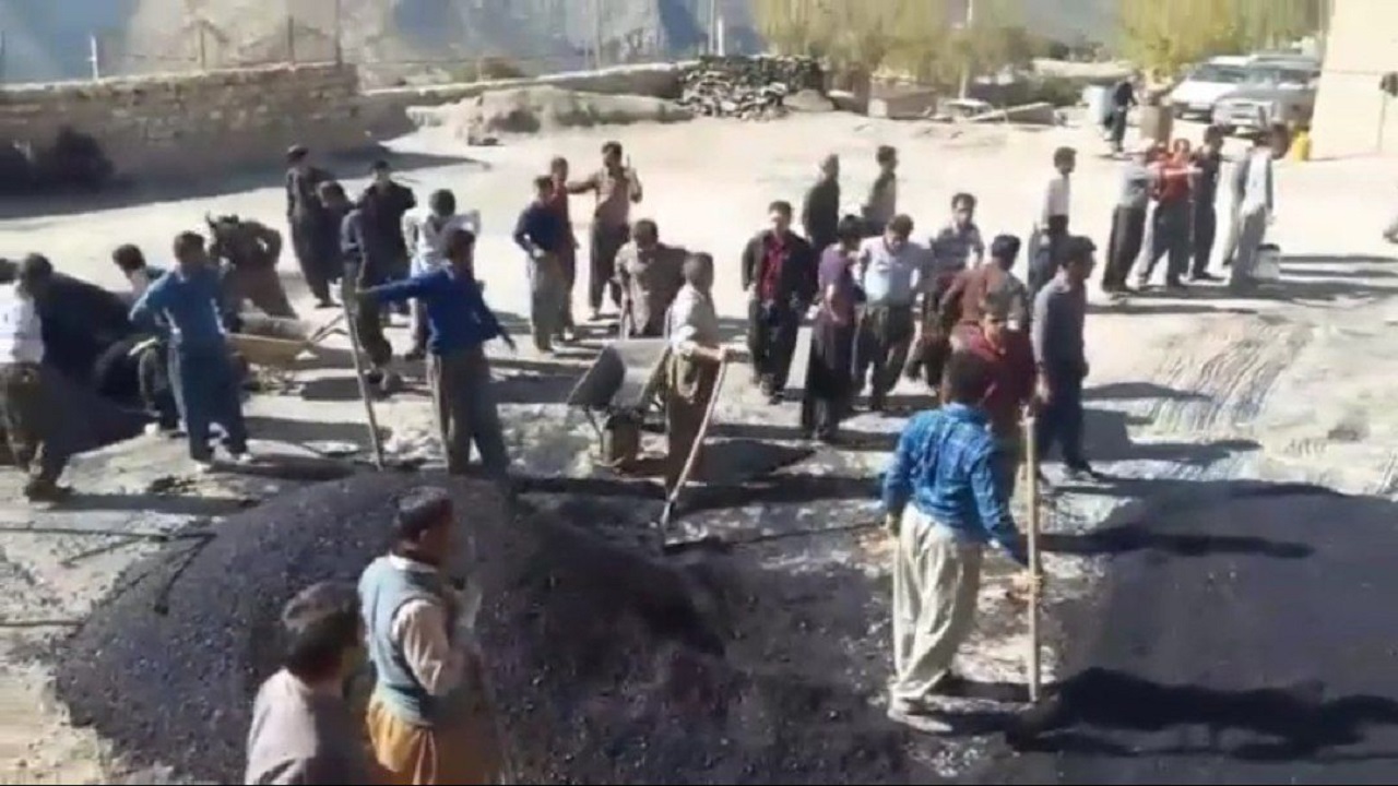 همکاری اهالی روستای دَل سروآباد برای آسفالت محوطه مدرسه + فیلم