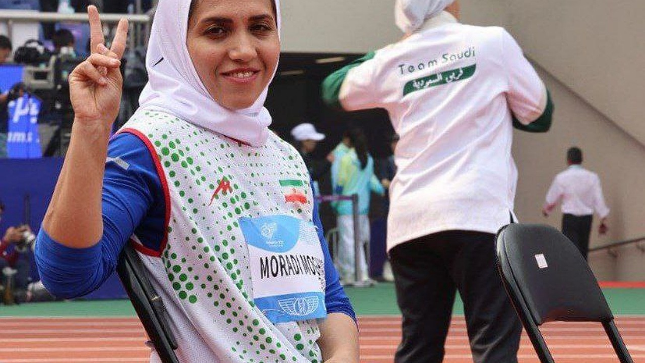 مرادی مدال برنز پرتاب وزنه را به گردن آویخت