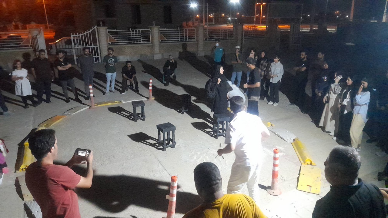 تصایری از نمایش‌های خیابانی جشنواره فجر در فرهنگسرای شهر کاکی