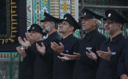 آیین جاروکشی خادمان در حرم حضرت معصومه (س)