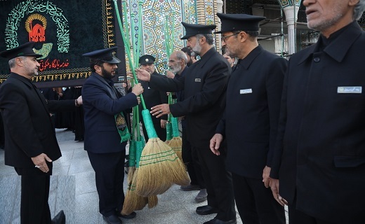 آیین جاروکشی خادمان در حرم حضرت معصومه (س)